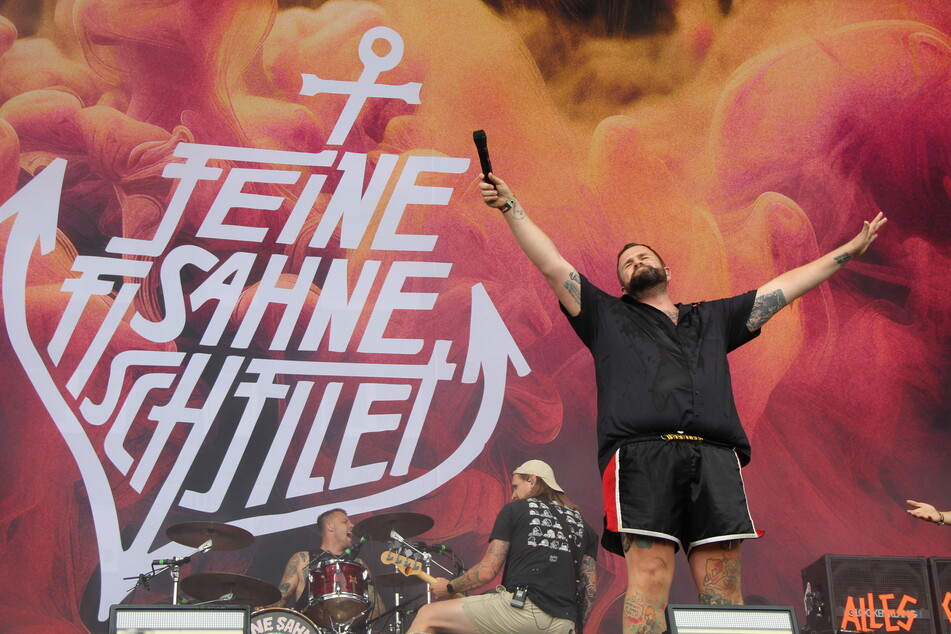 Zuletzt standen "Feine Sahne Fischfilet" 2018 auf der Hurricane Bühne. 2024 kehrten sie auf die Forest Stage zurück.