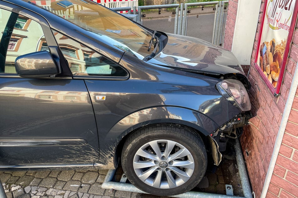 Crash im Erzgebirge: Auto kracht gegen Hauswand einer Bäckerei