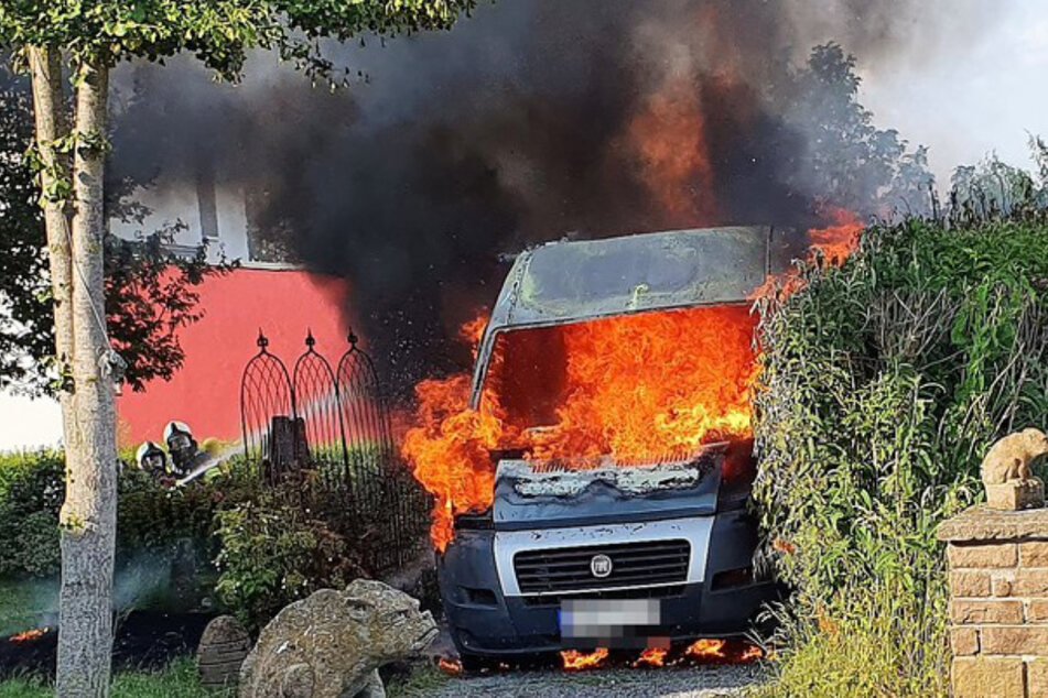 Wohnmobil in Flammen: Zwei Menschen müssen ins Krankenhaus