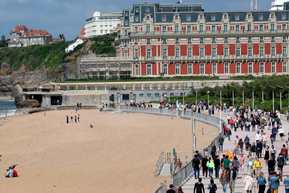 Menschen spazieren in der Nähe des Strandes von Biarritz, Südwestfrankreich. Die Strände von Biarritz sind seit der Lockerung der Sperrmaßnahmen zur Verhinderung der Ausbreitung des Coronavirus teilweise zugänglich geworden.