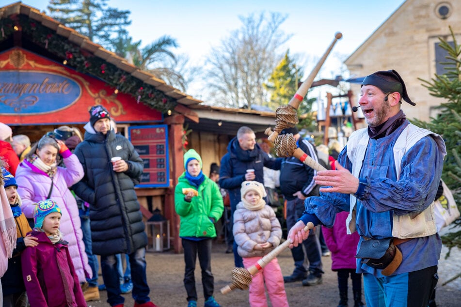 Auf dem historisch-romantischen Weihnachtsmarkt gibt es was zu erleben.