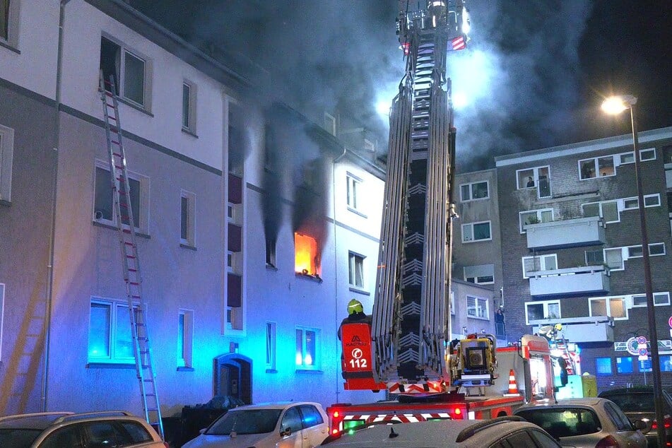 Rettungskräfte der Feuerwehr bei dem Wohnungsbrand in Bottrop.