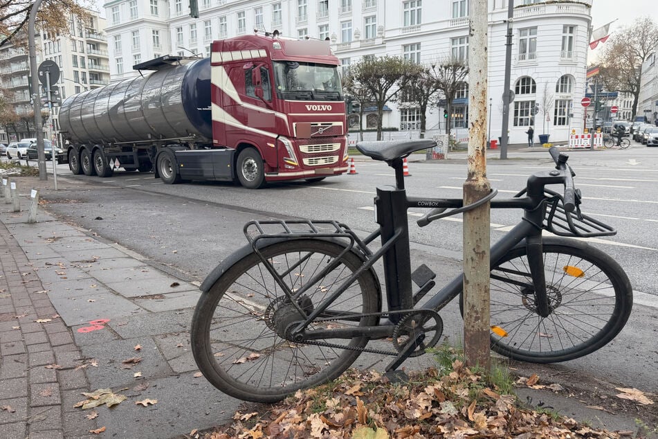 Rote Ampel als Ursache? Lastwagen kollidiert mit Fahrrad, Person schwer verletzt