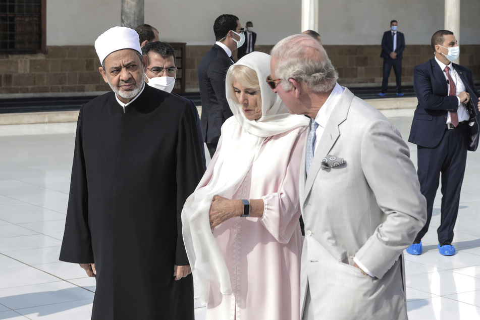 Charles (rechts), Prinz von Wales, und seine Frau Camilla, Herzogin von Cornwall, besuchen die Al-Azhar-Moschee, die älteste sunnitische Institution der muslimischen Welt in Ägypten.