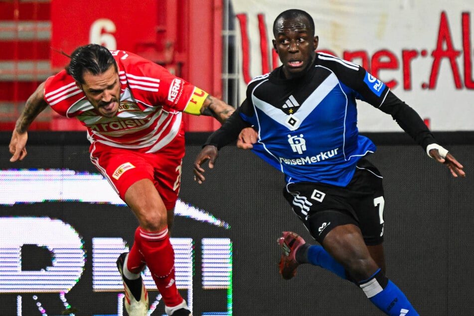 Union Berlin, in diesem Fall Christopher Trimmel (38, l.), greift immer wieder zu kleineren Fouls um den Spielfluss des Gegners zu unterbrechen.