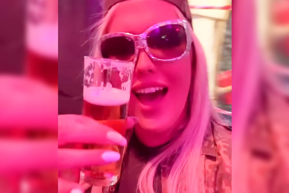 Reality-Darstellerin und Schlagersängerin Josimelonie (28) zeigt Szenen einer äußerst ausgelassenen Karnevals-Feier auf Instagram.