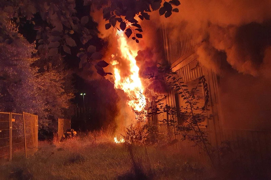 Flammen schlagen aus dem Containergebäude.