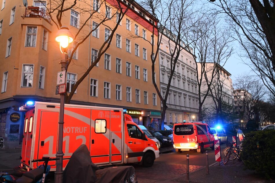 In Berlin-Kreuzberg wurde ein stark blutender Mann von den alarmierten Einsatzkräften in ein Krankenhaus gebracht.