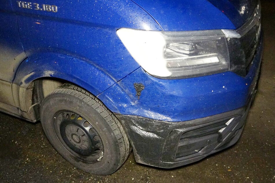 Auch ein nebenstehender Transporter wurde durch die Hitze beschädigt.