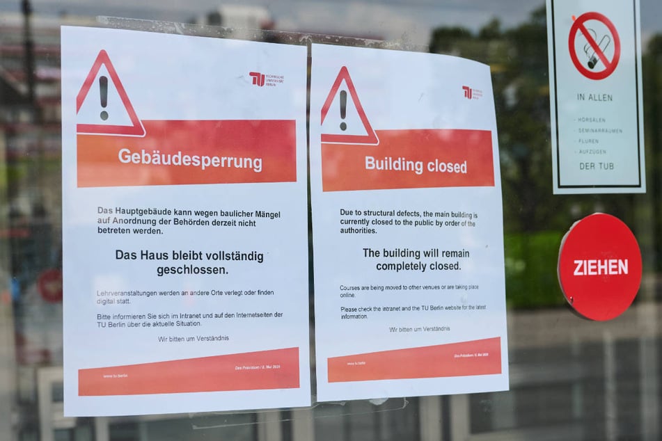 Am Eingang zum Hauptgebäude weist eine Warnung auf die Schließung des Gebäudes hin.