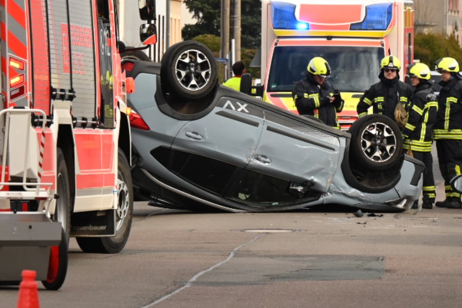 Endstation Dach! Subaru überschlägt sich in Leipziger Wohngebiet