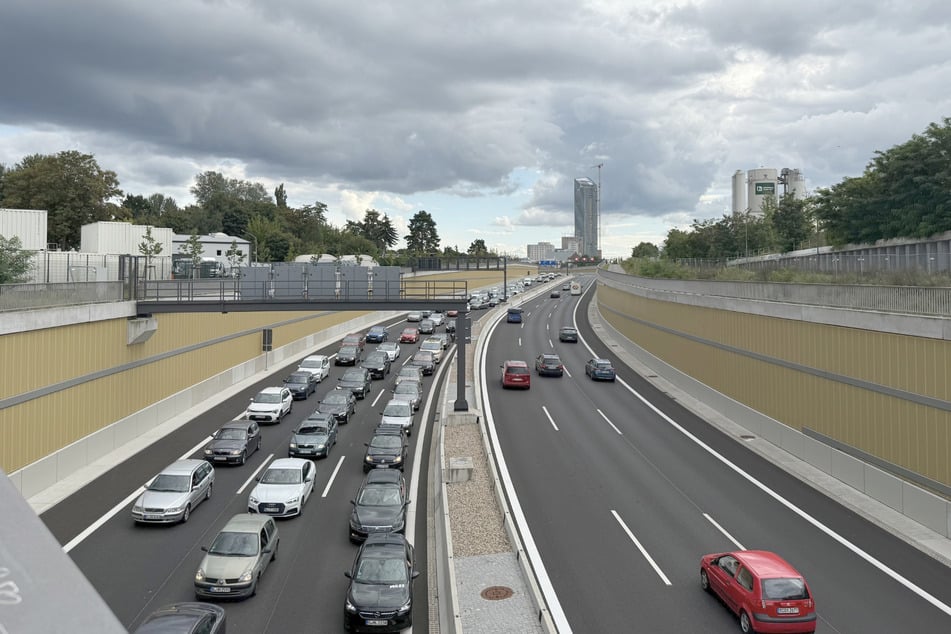 Dichter Verkehr auf der Verlängerung der Stadtautobahn A100 vor Treptow