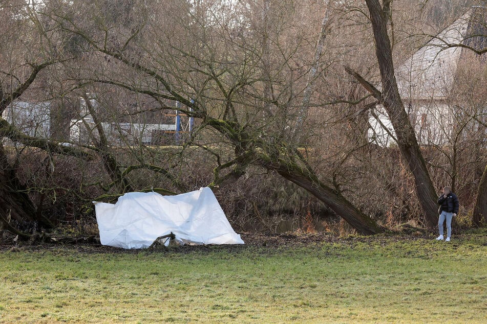 Schock-Fund an der Zwickauer Mulde: Am Ufer wurde am Montag eine Leiche entdeckt.