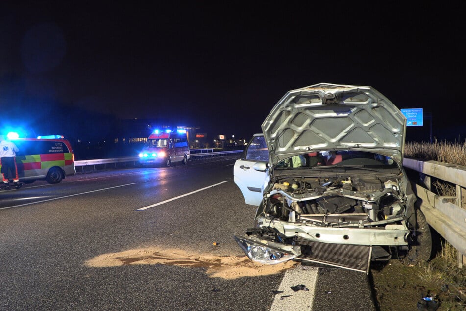 Bei einem Unfall auf der A14 bei Leipzig touchierte ein Renault einen Ford, der schwer beschädigt wurde und mit drei verletzten Insassen an der Leitplanke zum Stehen kam.