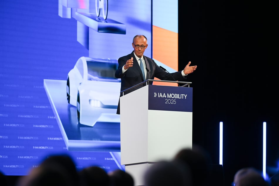 Bundeskanzler Friedrich Merz (69) sprach sich auf der IAA in München für mehr Flexibilität hinsichtlich des Verbrennerverbots aus.