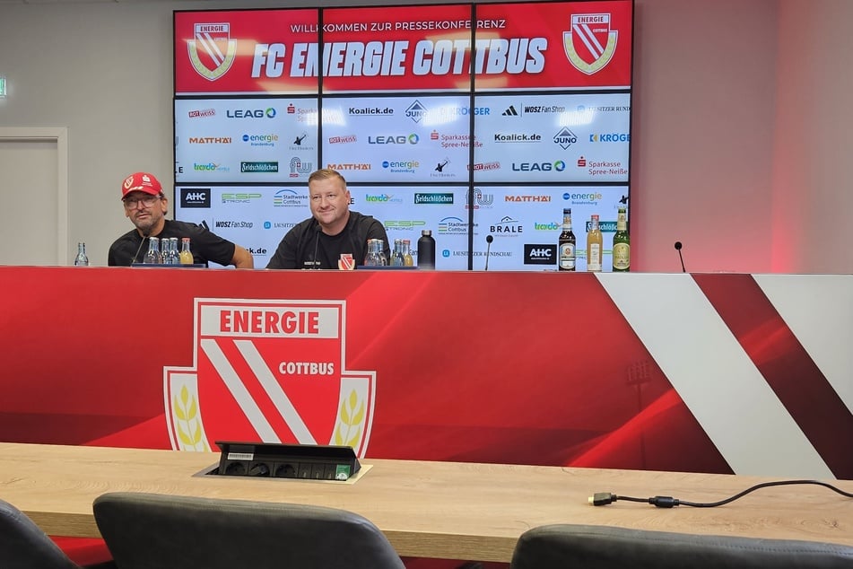 Pele Wollitz (61, l.) wirkte trotz schwerer Tage zuvor am Donnerstag in der Pressekonferenz kampfeslustig.