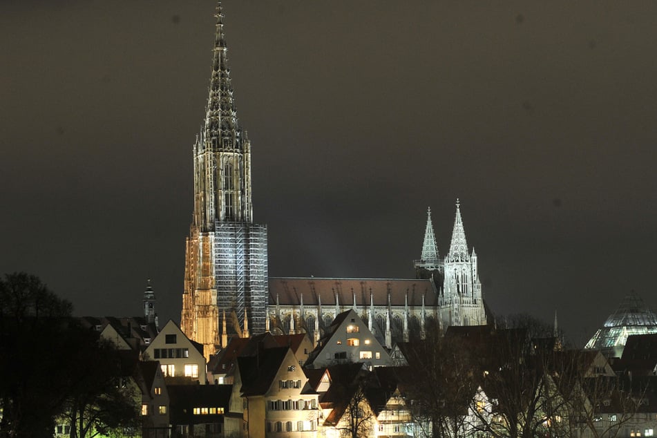 Die waghalsigen Männer hatten bei ihrer Aktion am Ulmer Münster auch eine Drohne dabei. (Archivbild)