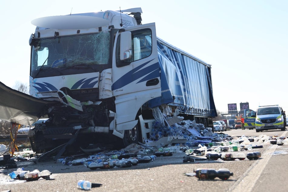 Unfall A1: A1-Massencrash: Vier Lkw und zwei Autos beteiligt, 22-jähriger Fahrer schwer verletzt
