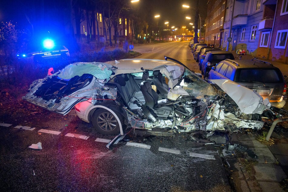 Audi um Ampelmast gewickelt, doch vom Fahrer fehlt zunächst jede Spur