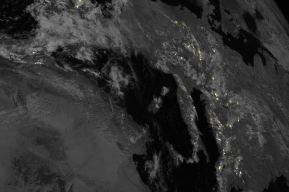 Das Standbild einer Videosequenz mit Bildern, die vom Lightning Imager an Bord eines Meteosat Third Generation-Satellits aufgenommen wurden, zeigt Blitze (gelbe Punkte) über Europa.