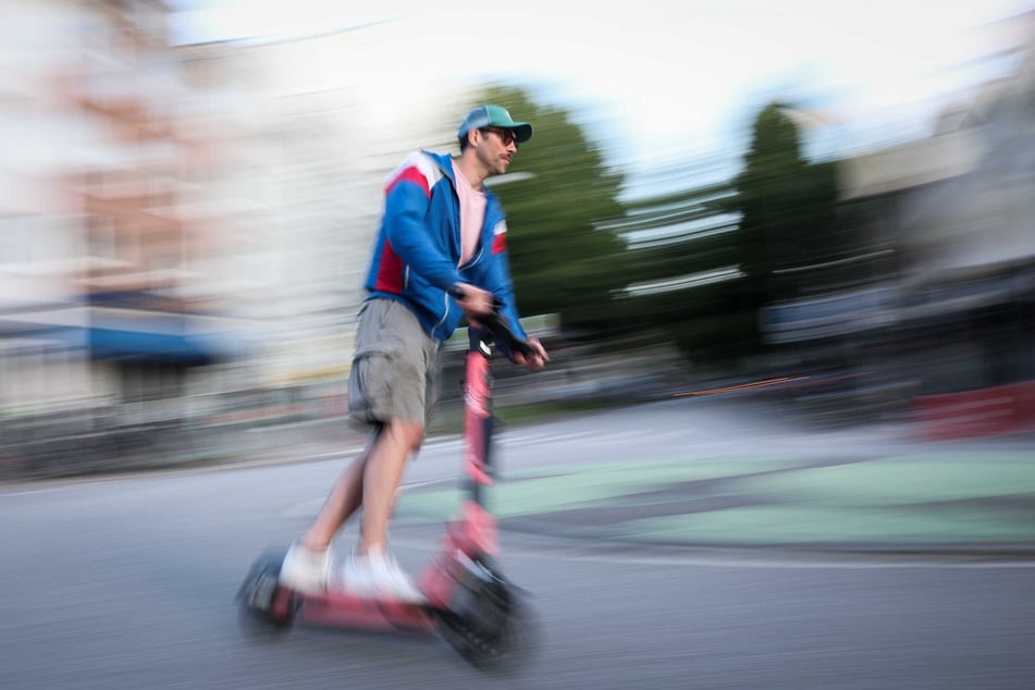 Kritiker werfen vielen Nutzern vor, die Roller rücksichtslos zu verwenden. (Symbolbild)