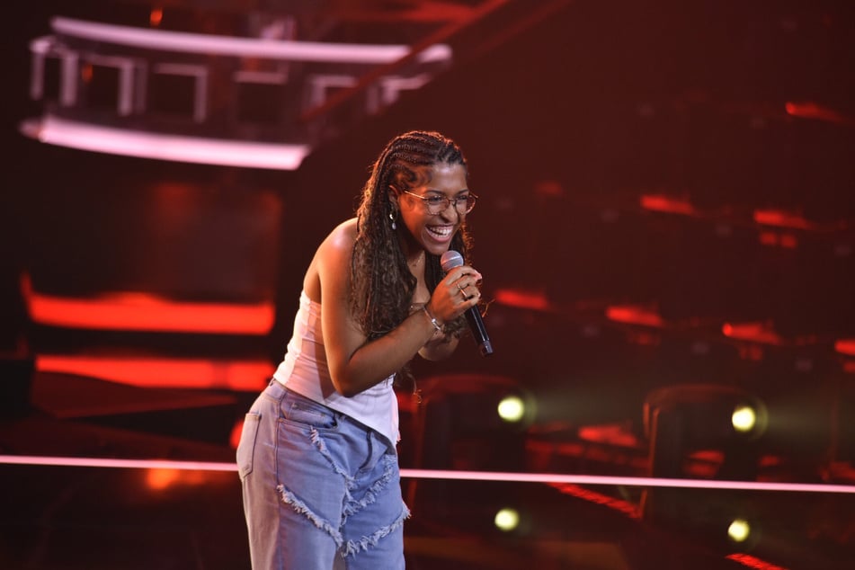 Emily König (19) singt vor den Coaches "Flowers" von Lauren Spencer-Smith.