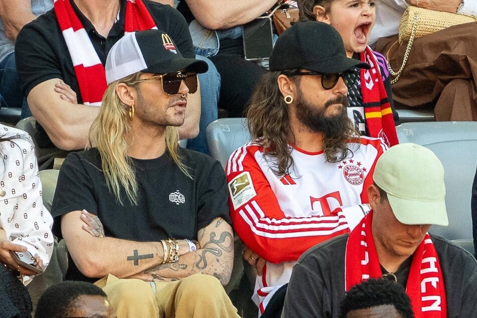 Bill (i.) y Tom Kaulitz (ambos de 35 años) en un partido del FC Bayern.