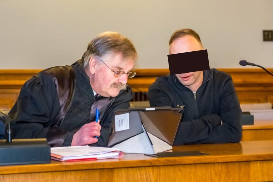 Der Angeklagte Elvis H. (34, r.) mit seinem Verteidiger Jürgen Kohlen.