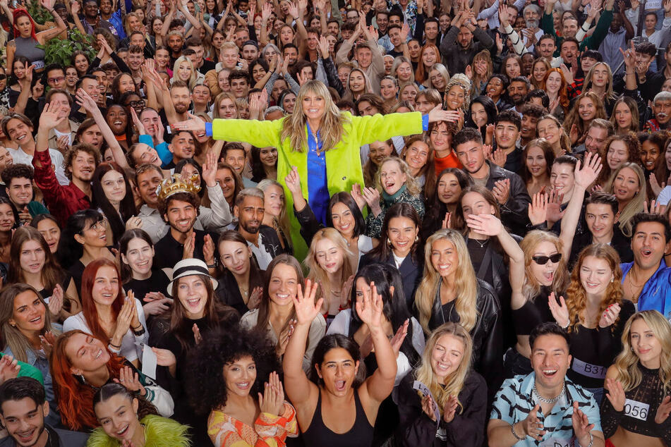 Hauptsache Personality: Show-Chefin Heidi Klum (50) nimmt ein Bad in der Menge der Kandidaten.