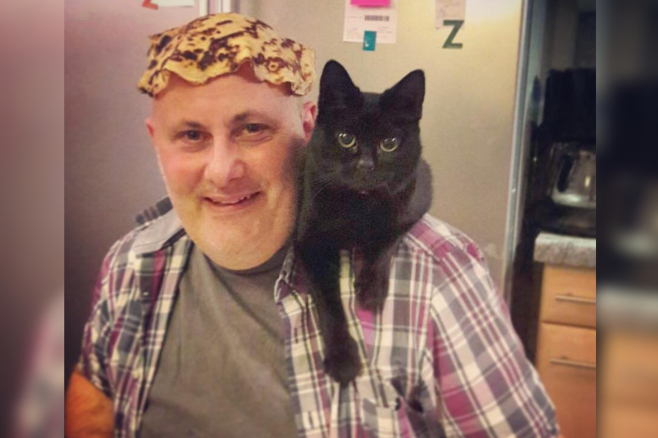 Pfannkuchen auf dem Kopf, Katze auf der Schulter: So feiern Niederländer ihr Sint Pannekoek.