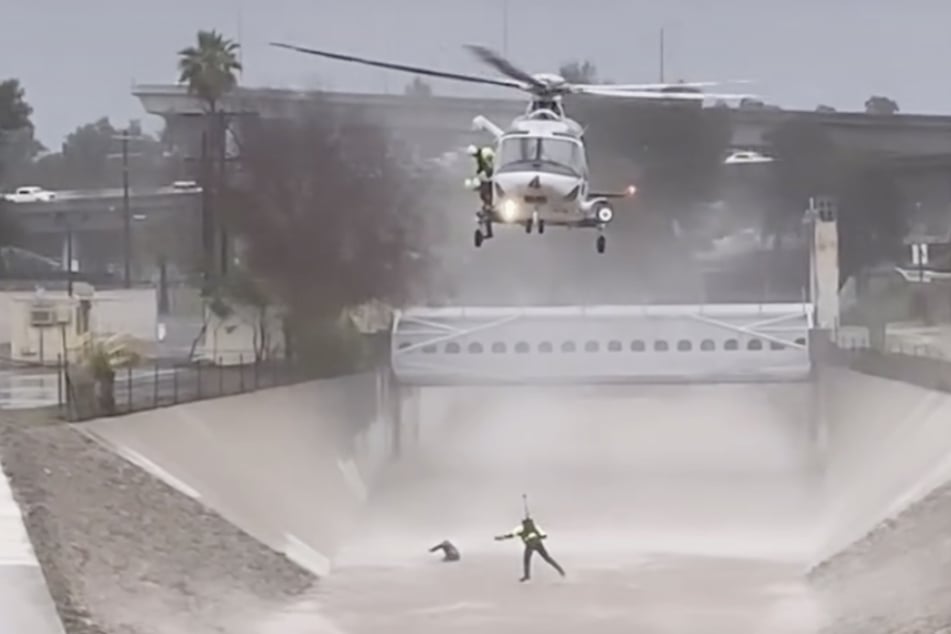Von alleine kam der Mann (unten links) nicht mehr aus dem Wasser. Kameraden der Feuerwehr mussten ihn mithilfe eines Helikopters befreien.