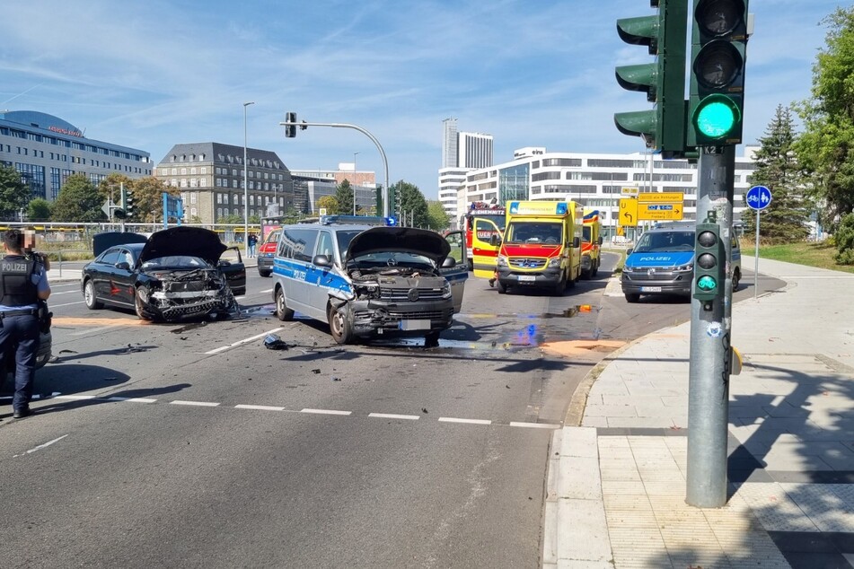 Auf der Zschopauer Straße in Chemnitz hat es am Dienstagmittag einen heftigen Crash gegeben. Hier krachten ein Polizeiauto und ein Audi zusammen.