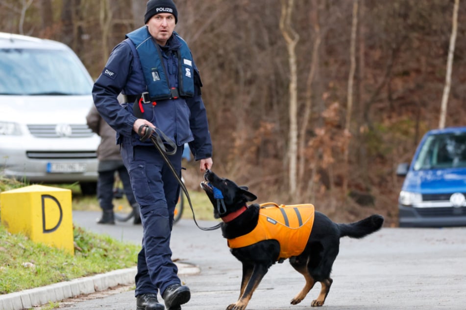 Die Polizei hat am Donnerstag die Suche nach einer seit Wochen vermissten Schwangeren im Main-Donau-Kanal bei Nürnberg fortgesetzt.