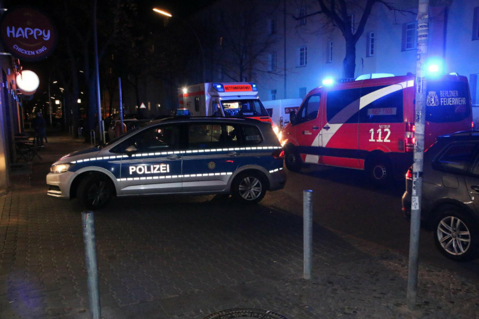 Einsatzwagen von Polizei und Feuerwehr sind vor Ort.