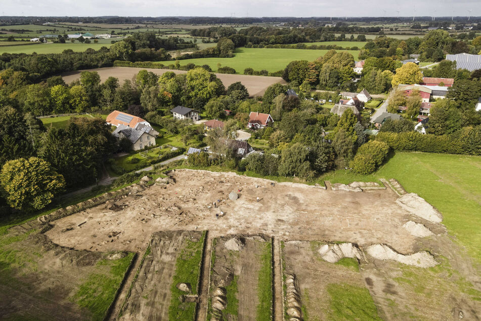 Mitarbeiter des Archäologischen Landesamtes arbeiten an der Ausgrabungsstelle in Schleswig-Holstein.