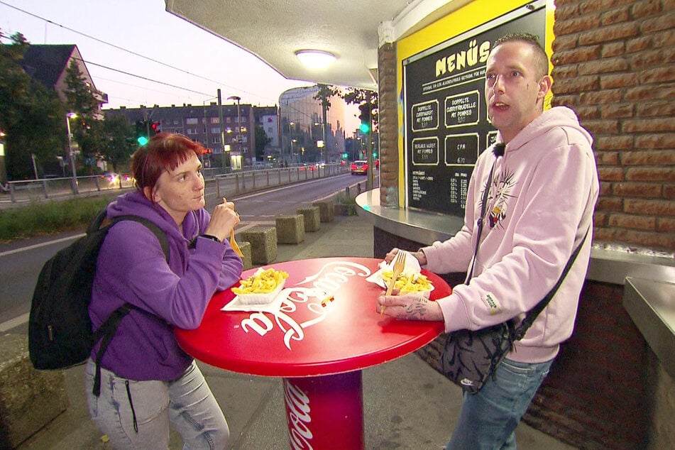 Bei Currywurst und Pommes hat Carola nur Augen für den 34-Jährigen.