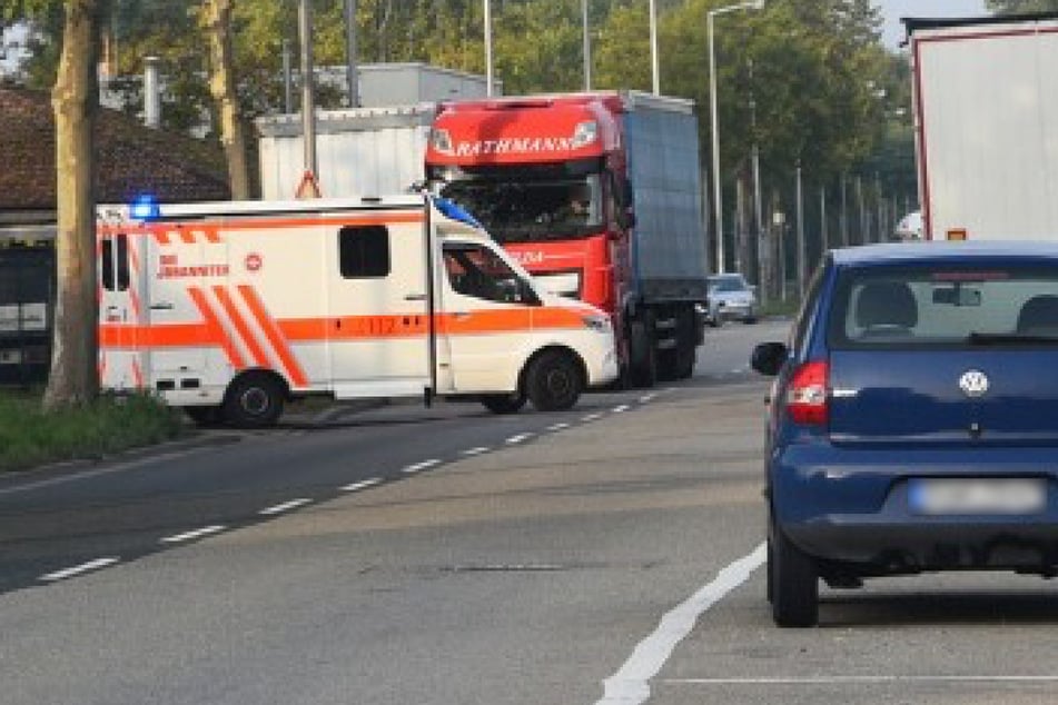 Nach dem Arbeitsunfall: Ein Rettungswagen verlässt am Montag das Firmengelände in der Essener Straße.