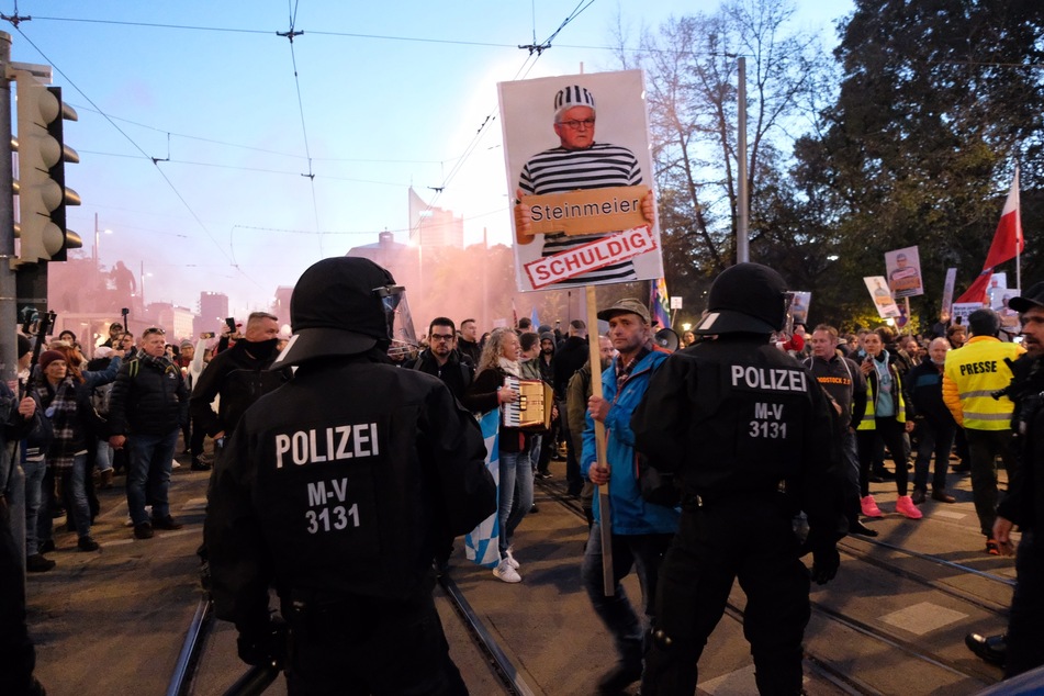 Bei der Anti-Corona-Demo Anfang November in Leipzig hatten die sogenannten "Querdenker" schließlich eine Polizeisperre durchbrochen. Mehr als 20.000 Menschen sollen an der Demonstration teilgenommen haben.