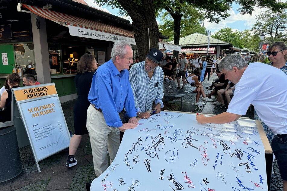 Ron Williams (82, M.) hat Alt-OB Christian Ude (76, SPD, l.) dazu aufgefordert 100.000 Unterschriften gegen Rassismus zu sammeln.