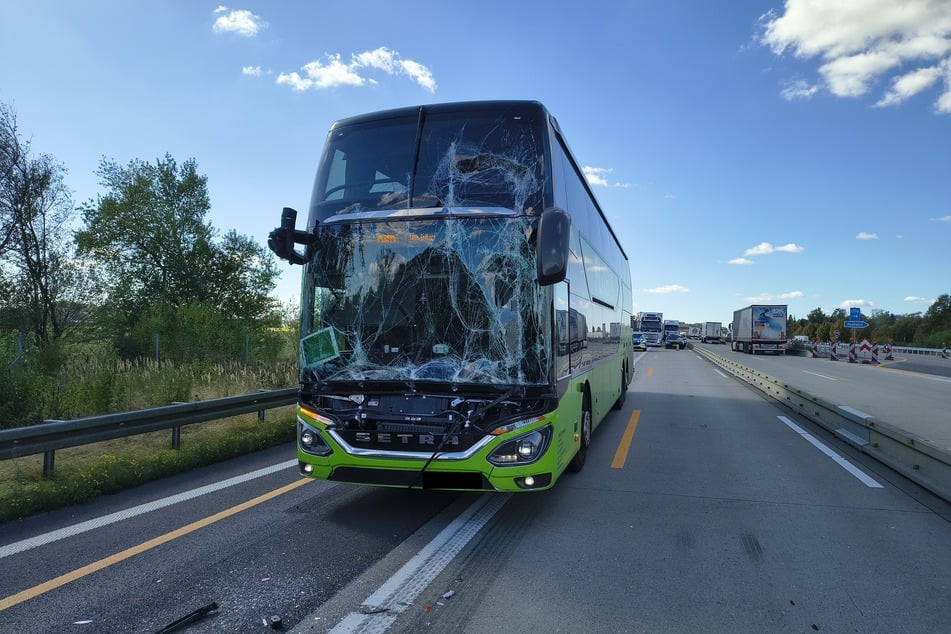 Die Beschädigungen am Flixbus waren so stark, dass eine Weiterfahrt nicht mehr möglich war.