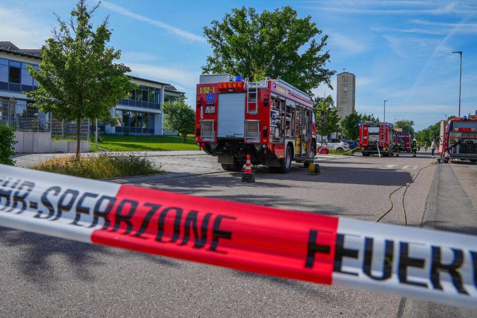 Die Feuerwehr rückte mit zahlreichen Kräften an.