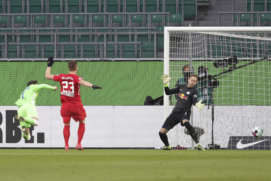 Mit einem Flugkopfball traf Wout Weghorst (l.) in der 22. Minute zum 1:1 für den VfL Wolfsburg.