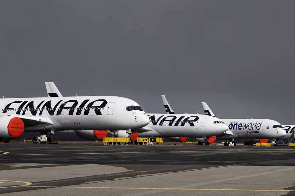 Die Triebwerke geparkter Passagierflugzeuge der finnischen Fluggesellschaft Finnair am Flughafen Helsinki-Vantaa sind abgedeckt, um sie vor Schmutz zu schützen.