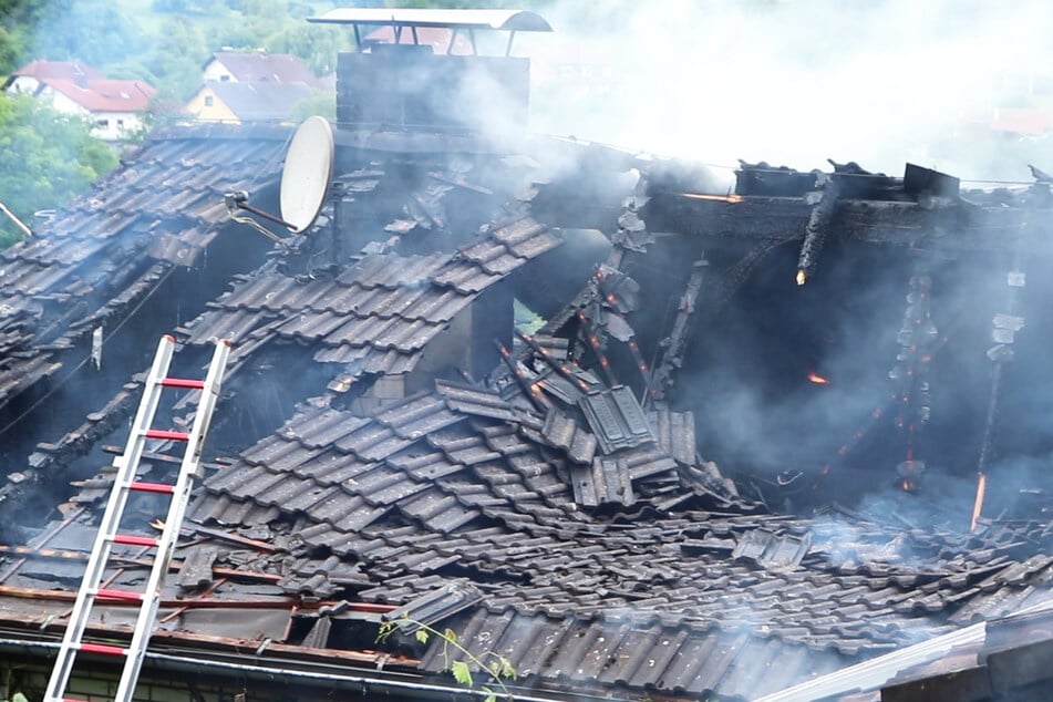 Weite Teile des Dachstuhls wurden durch die Flammen zerstört, das Haus ist gegenwärtig unbewohnbar.
