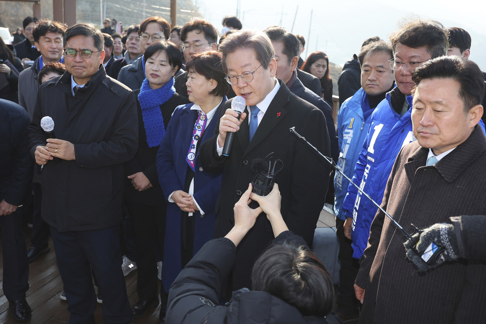 Der südkoreanische Oppositionsführer Lee Jae Myung (59) beantwortete gerade Fragen von Journalisten ...