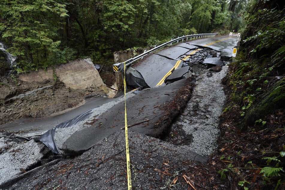 Der Highway 17 in der Nähe von Scotts Valley wurde infolge einer Unterspülung an dieser Stelle komplett zerstört.