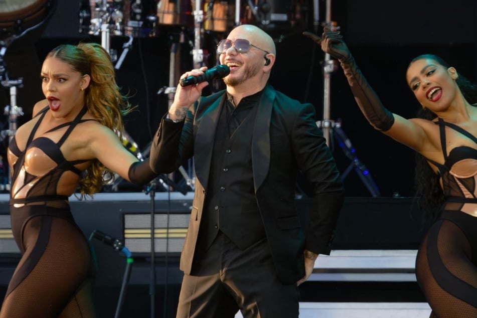 Pitbull heizte den Fans im Düsseldorfer Open Air Park mit seinen größten Hits im Rahmen der "I'm Back"-Tour ordentlich ein.