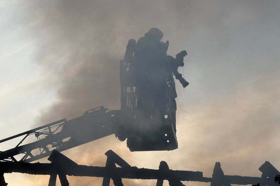 Die Einsatzkräfte kämpfen mehrere Stunden gegen die Flammen.