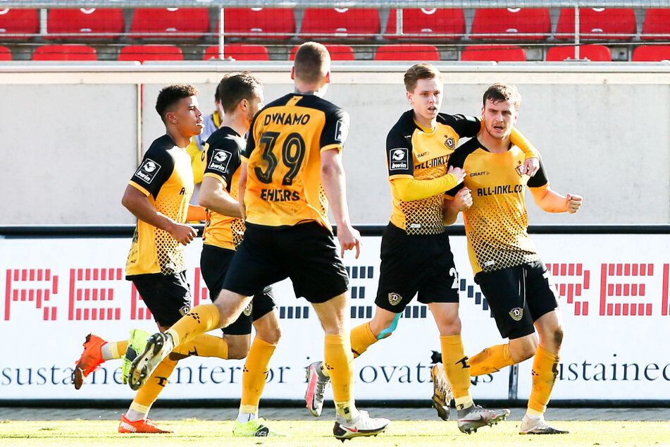 Die Entscheidung: Christoph Daferner (r.) bejubelt mit seinen Mannschaftskollegen das 2:0 für Dynamo.