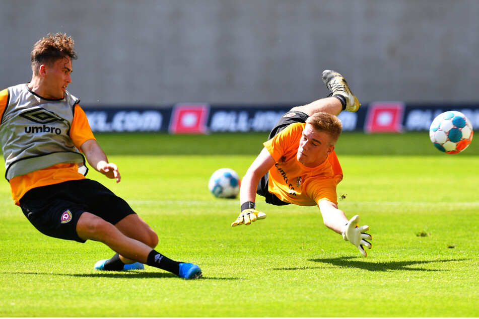 Zwei Jung-Dynamos im direkten Duell: Simon Gollnack (19, l.) gegen U16-Keeper Erik Herrmann (16).